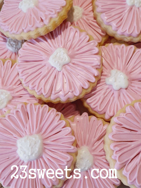 Decorated pink daisy sugar cookies, 23sweets.com